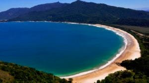 Ilha Grande oferece 100 praias de águas verdes-azuladas