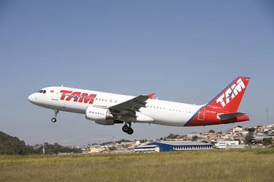 Empresas vendem pacotes para viagem de avião e ônibus para o jogo do Atlético no Paraguai.