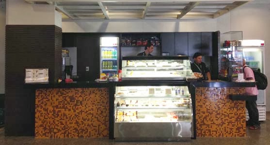 Aeroporto de Fortaleza ganha lanchonete popular e Santos Dumont seis vending machines
