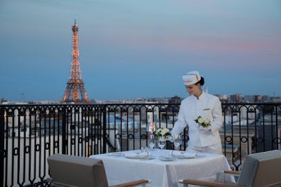 Jantar em terraço privado com vista da bela Paris
