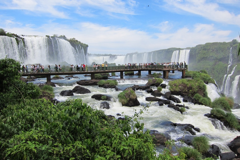 Passagens com milhas reduzidas para você curtir as Cataratas de Iguaçu e Lençóis Maranhenses