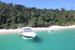 Um mar azul turquesa te espera em Angra dos Reis