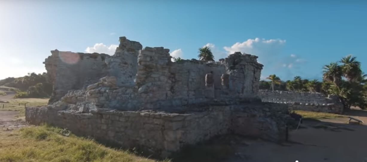 Visite os sítios arqueológicos do império Maya.