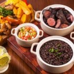 Passagens aéreas, hotel e ingressos para a Feijoada Amigos do Temático