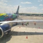 Azul realiza primeiro voo do Embraer 195 E2 e promete passagens aéreas mais baratas