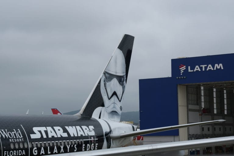 Aeronave da LATAM projetada para celebrar a abertura da Star Wars pousa em Guarulhos; veja as fotos