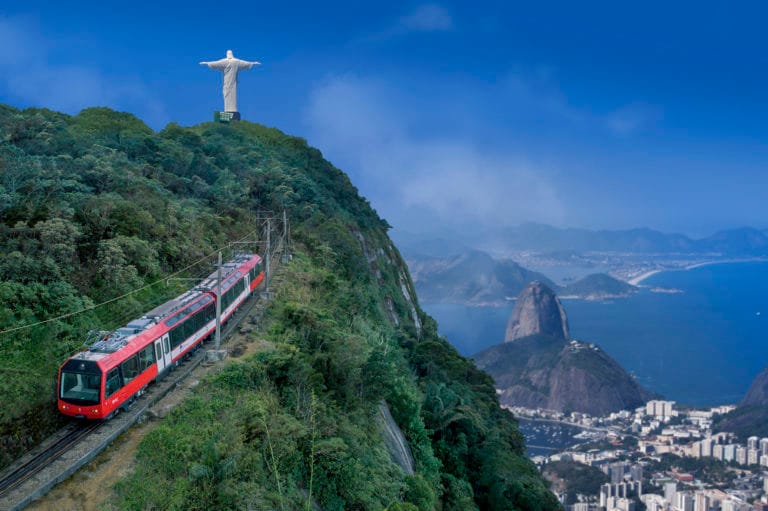 Cristo Redentor ganha novo trem no aniversário de 135 anos