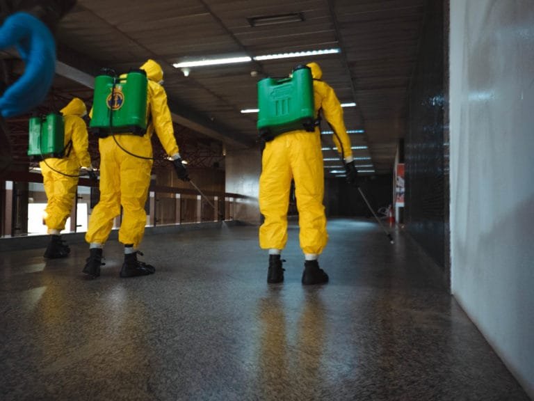 Soldados do Exército e da Marinha fazem desinfecção do Aeroporto de Guarulhos
