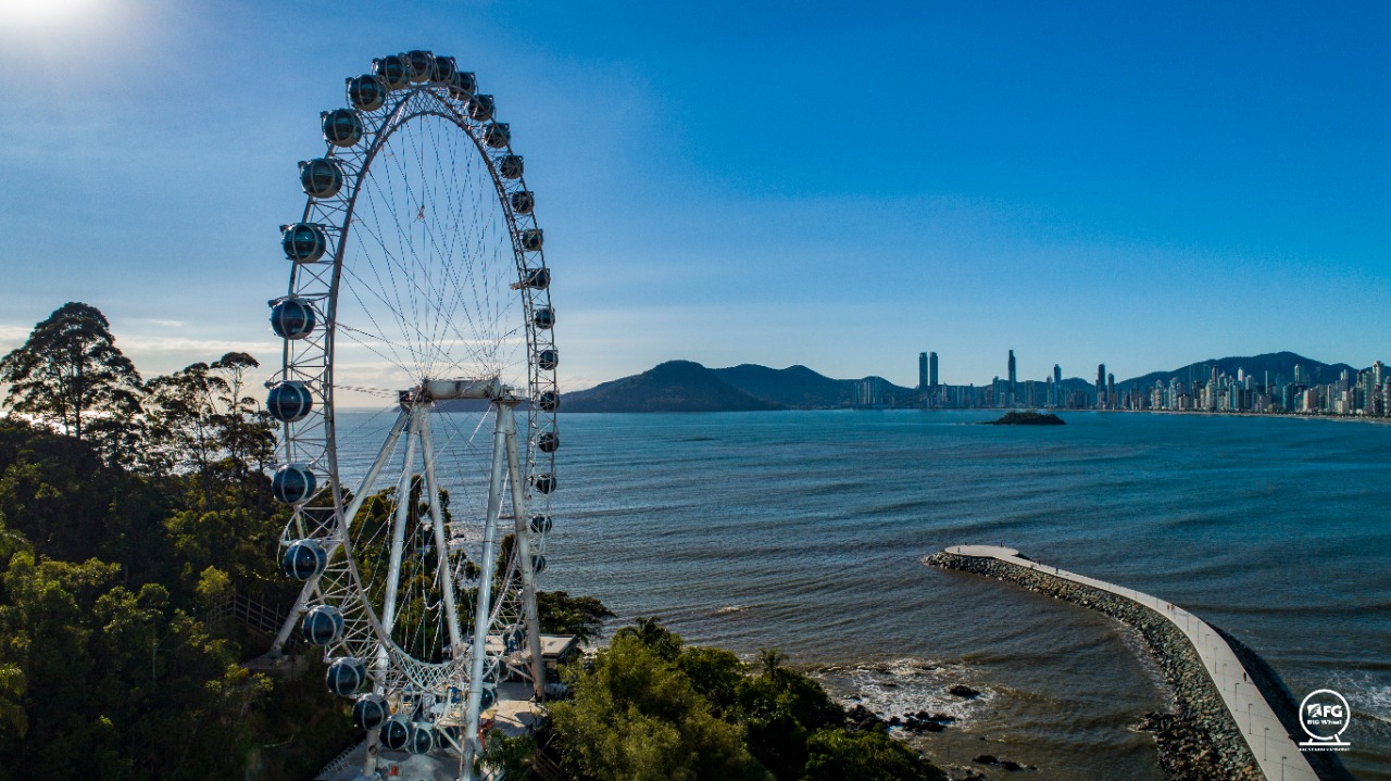 Conheça a maior roda-gigante estaiada da América Latina que será inaugurada em Balneário Camboriú