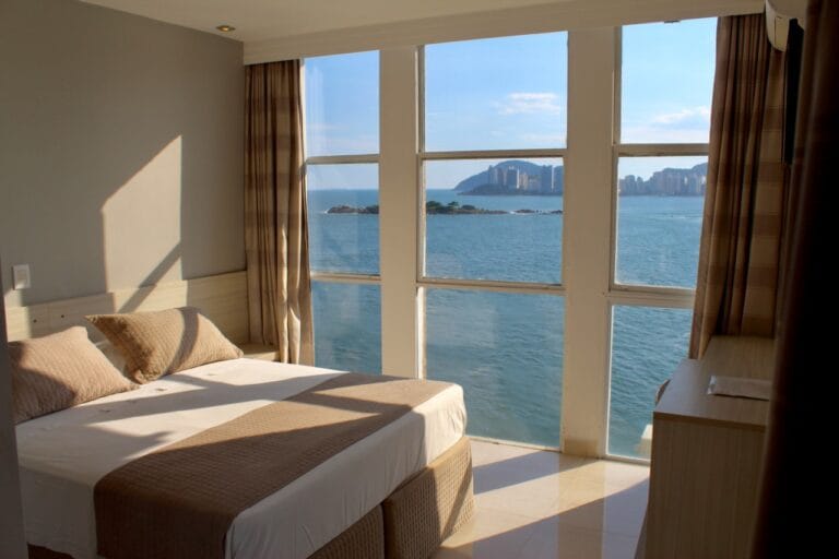 Grand Hotel se destaca no Guarujá com vista para o mar