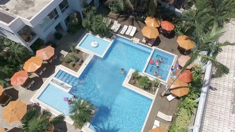 Hotel Port Louis oferece hospedagem próximo às belezas do Litoral Norte de São Paulo