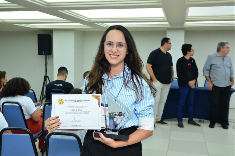 Secretaria da Juventude da Paraíba premia jovem empreendedora de Areia