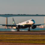 Embraer da Azul pousando no Santos Dumont. (Foto: Guilherme Rosa/divulgação Azul).