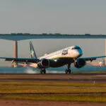 Embraer da Azul pousando no Santos Dumont. (Foto: Guilherme Rosa/divulgação Azul).