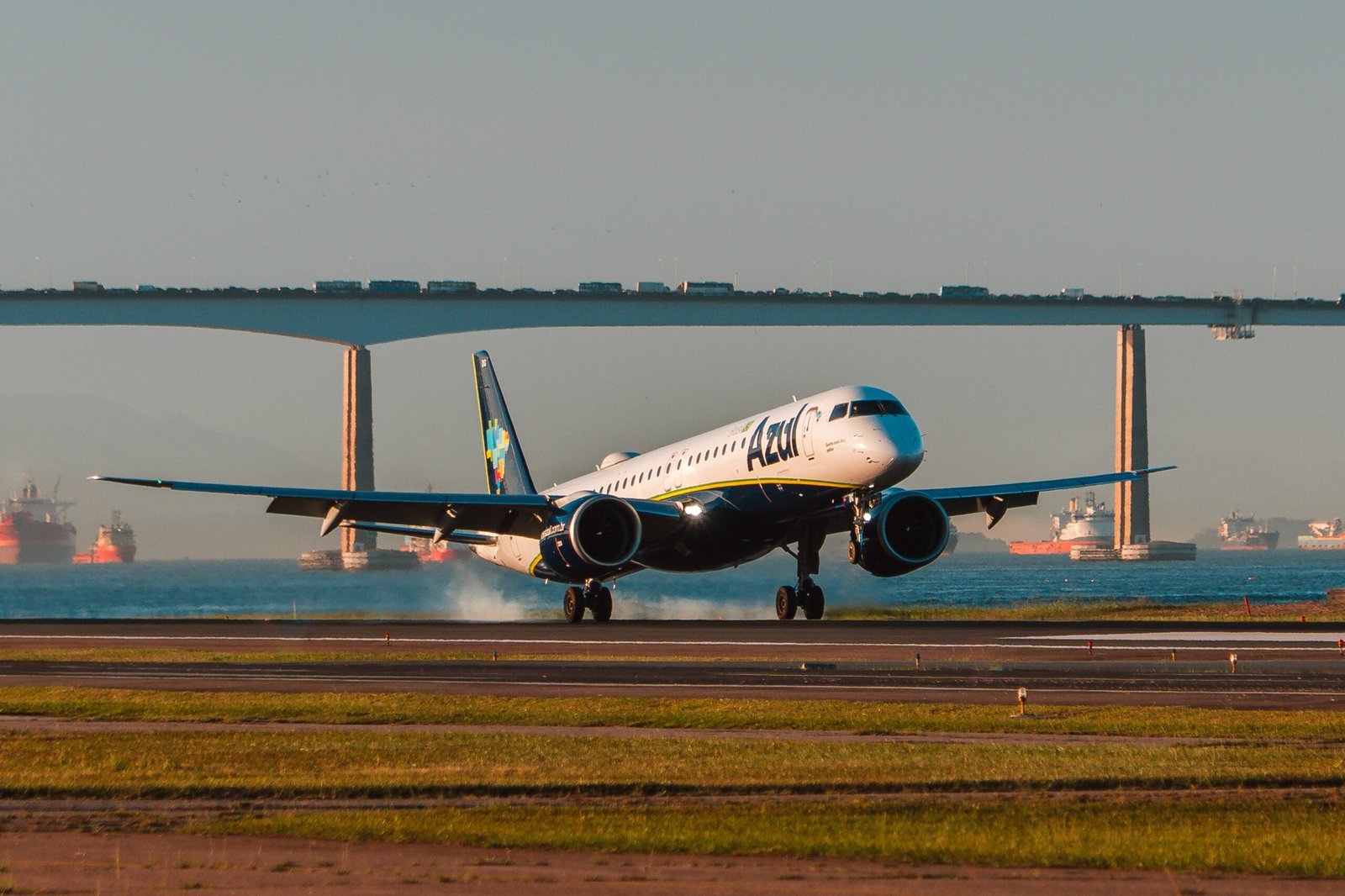 Embraer da Azul pousando no Santos Dumont. (Foto: Guilherme Rosa/divulgação Azul).