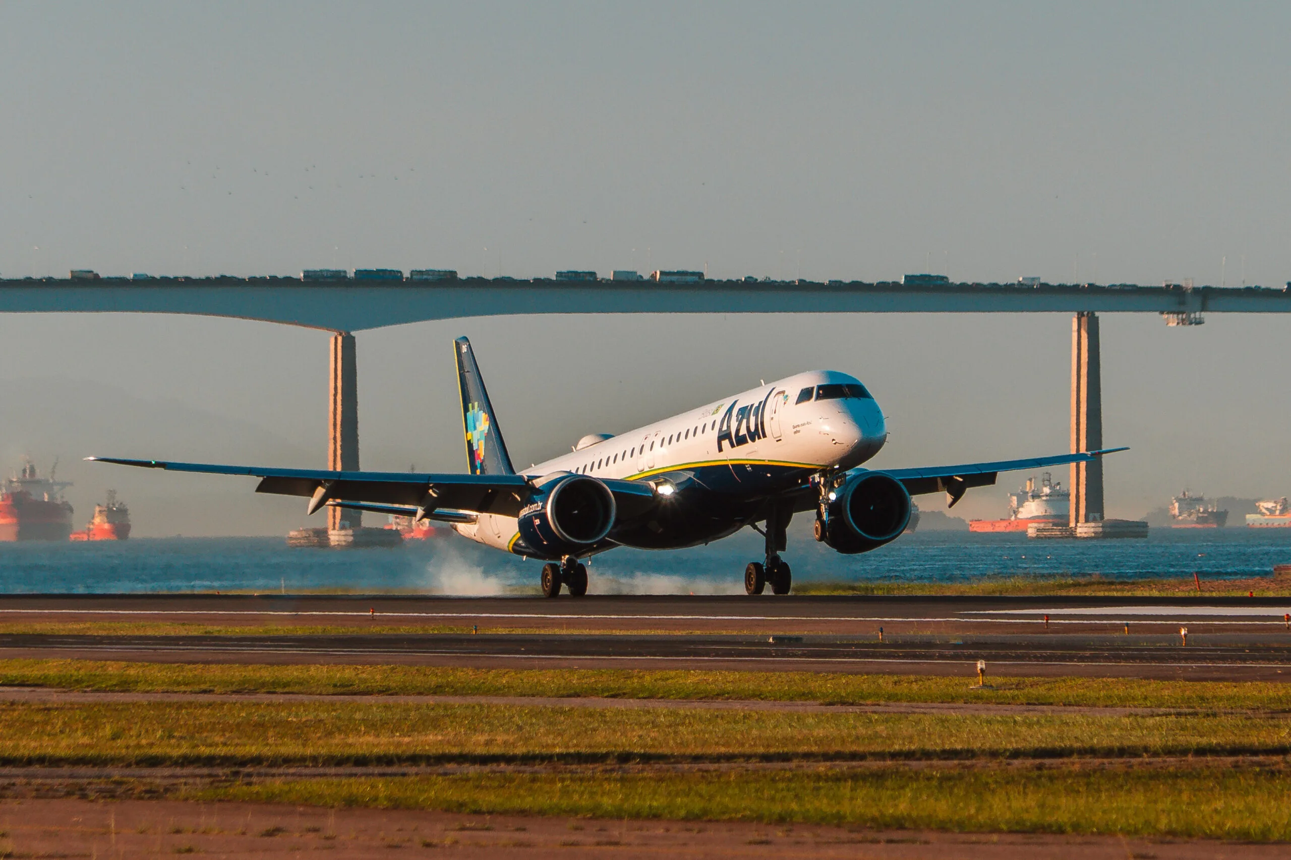 Embraer da Azul pousando no Santos Dumont. (Foto: Guilherme Rosa/divulgação Azul).