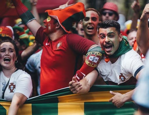 Conheça tendências e destinos inusitados no turismo que conquistam viajantes fãs de futebol
