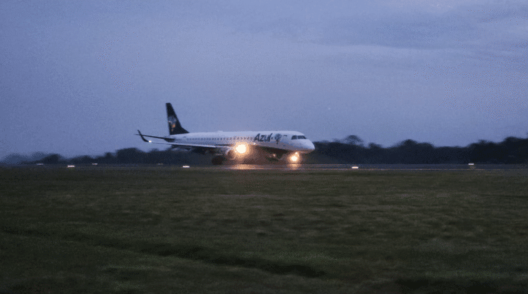 Aeroporto de Foz do Iguaçu recebe 1º voo após homologação da extensão da pista; veja vídeo